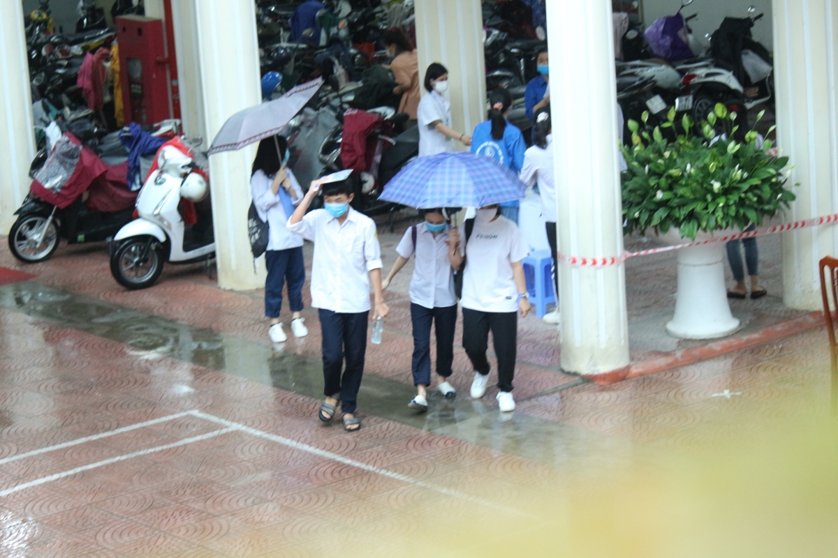 Phụ huynh Hà Nội “đội mưa” đưa con đi thi vào lớp 10